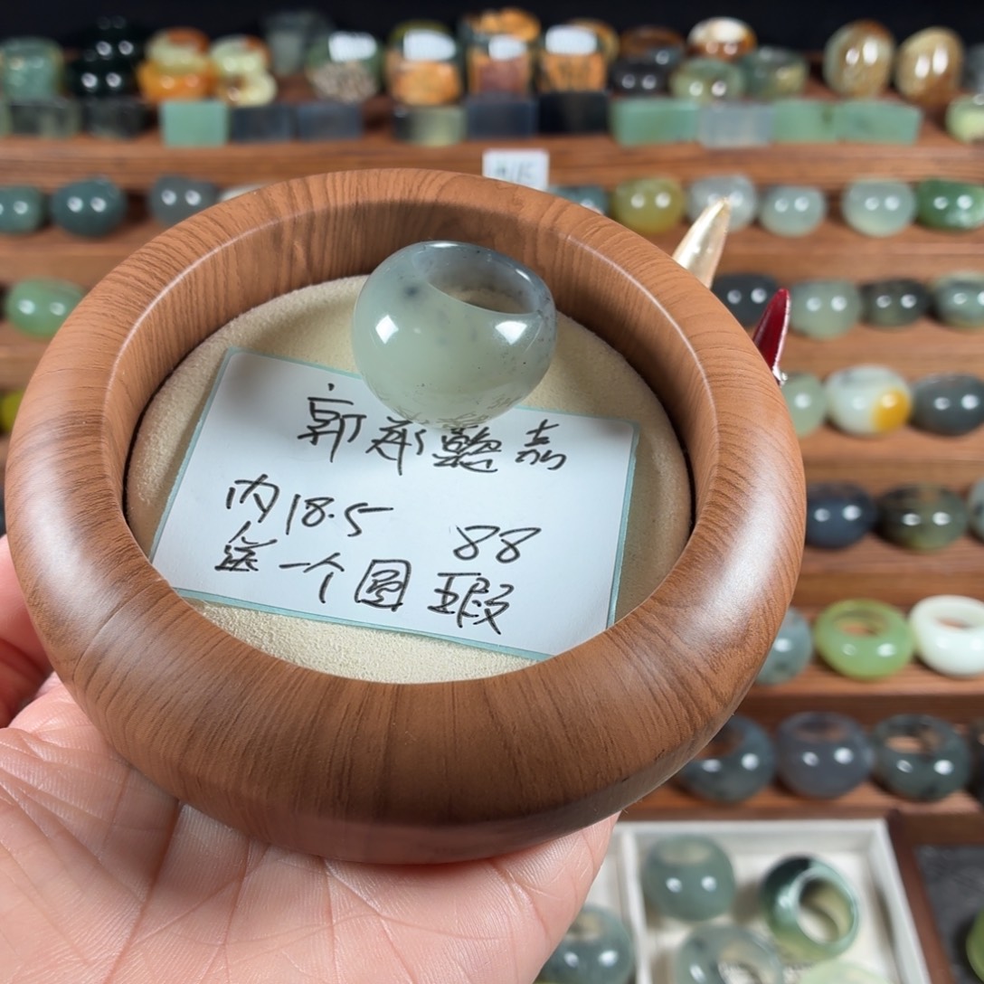 郭***嘉蛇纹石玉未镶嵌戒指