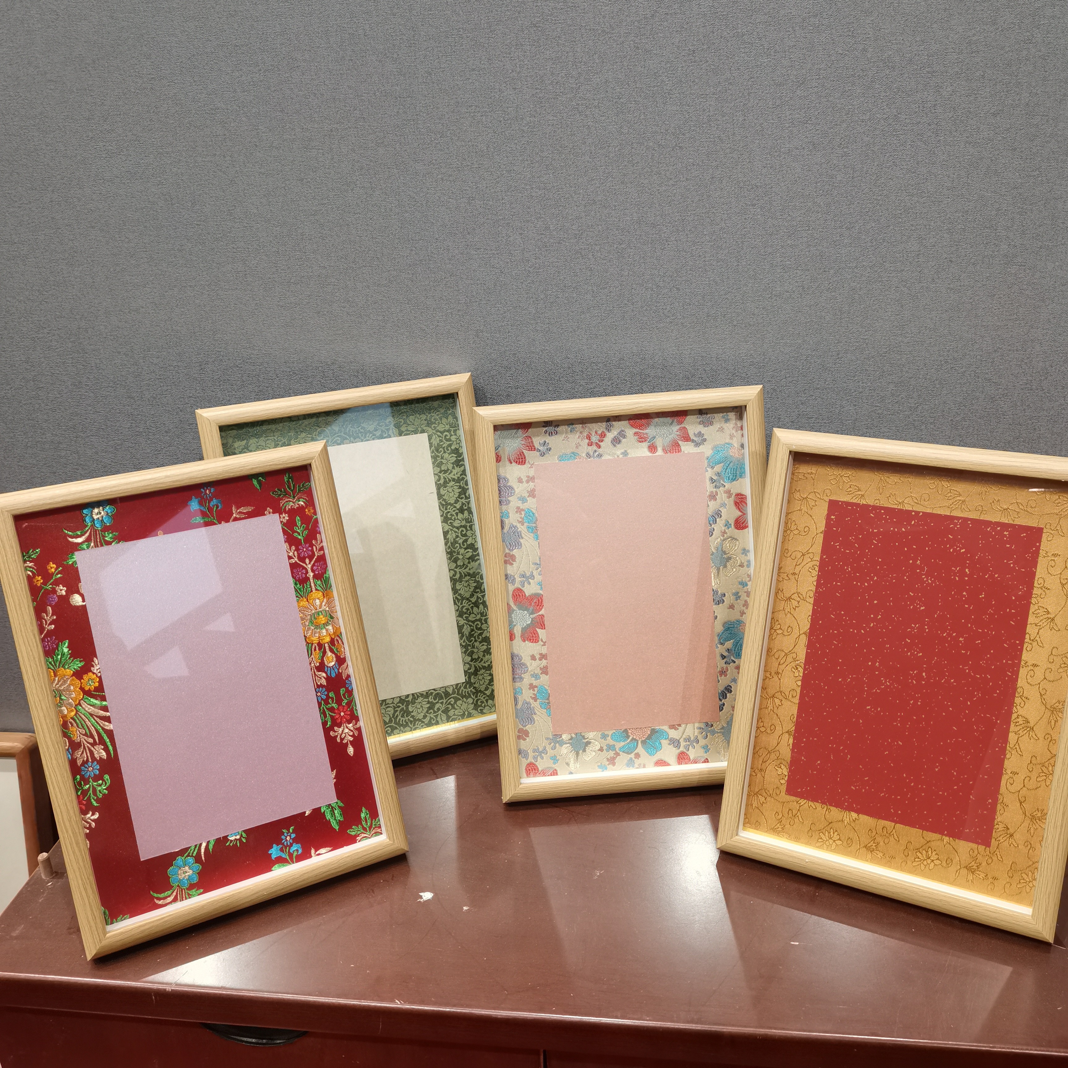 我要掀桌子4个框——A4真玻璃复合木相框4个配宋锦缎内衬+10张卡纸