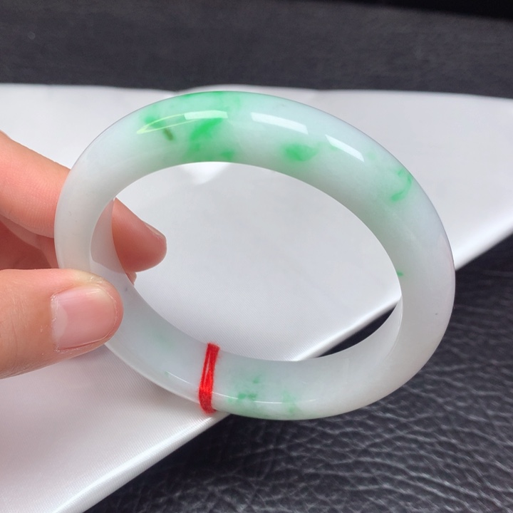 翡翠手镯未镶嵌。