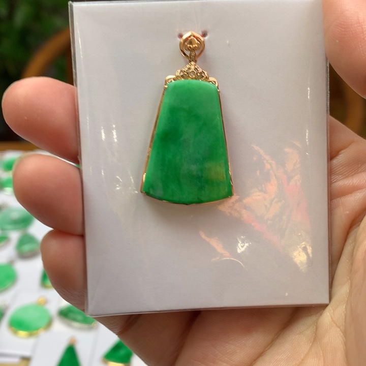 翡翠颈饰18K金镶嵌翡翠吊坠