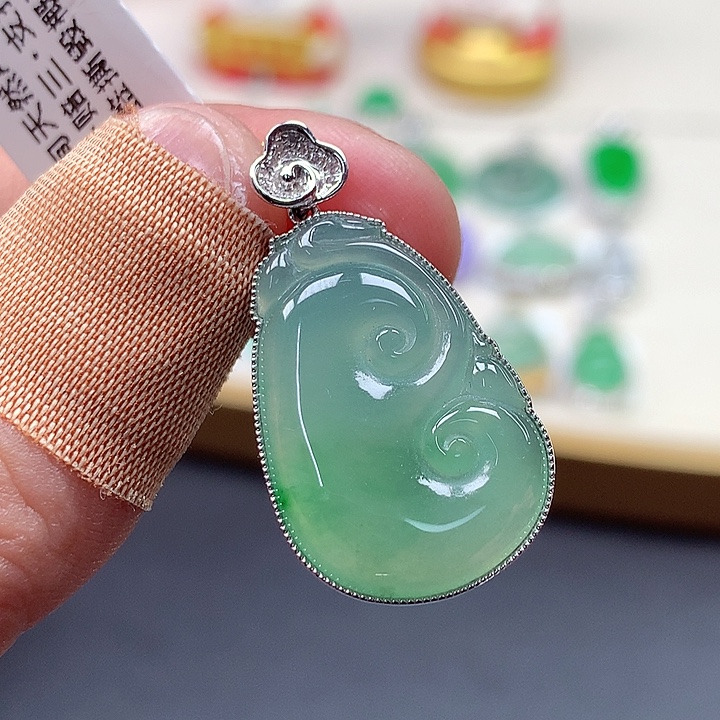 翡翠18K金镶嵌颈饰