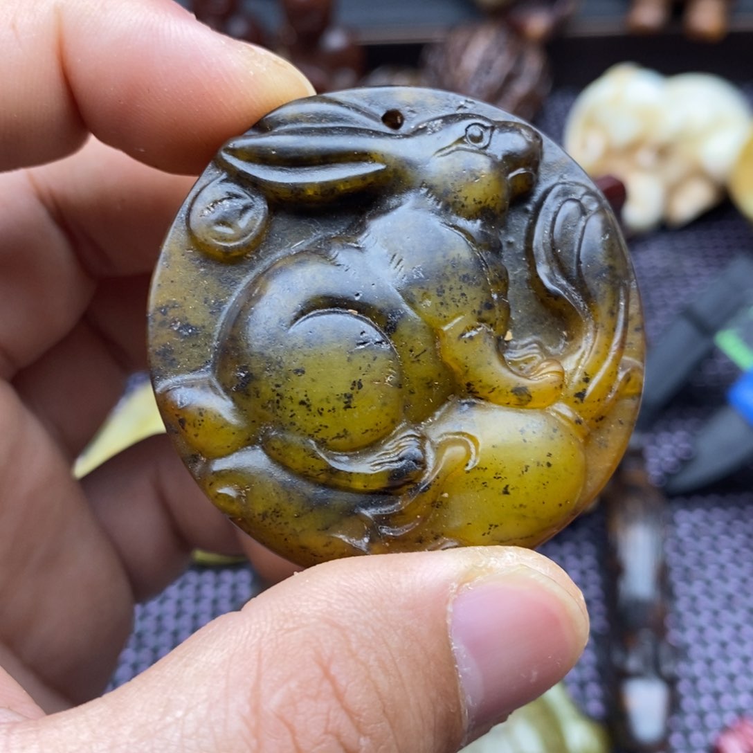 蛇纹石玉未镶嵌颈饰