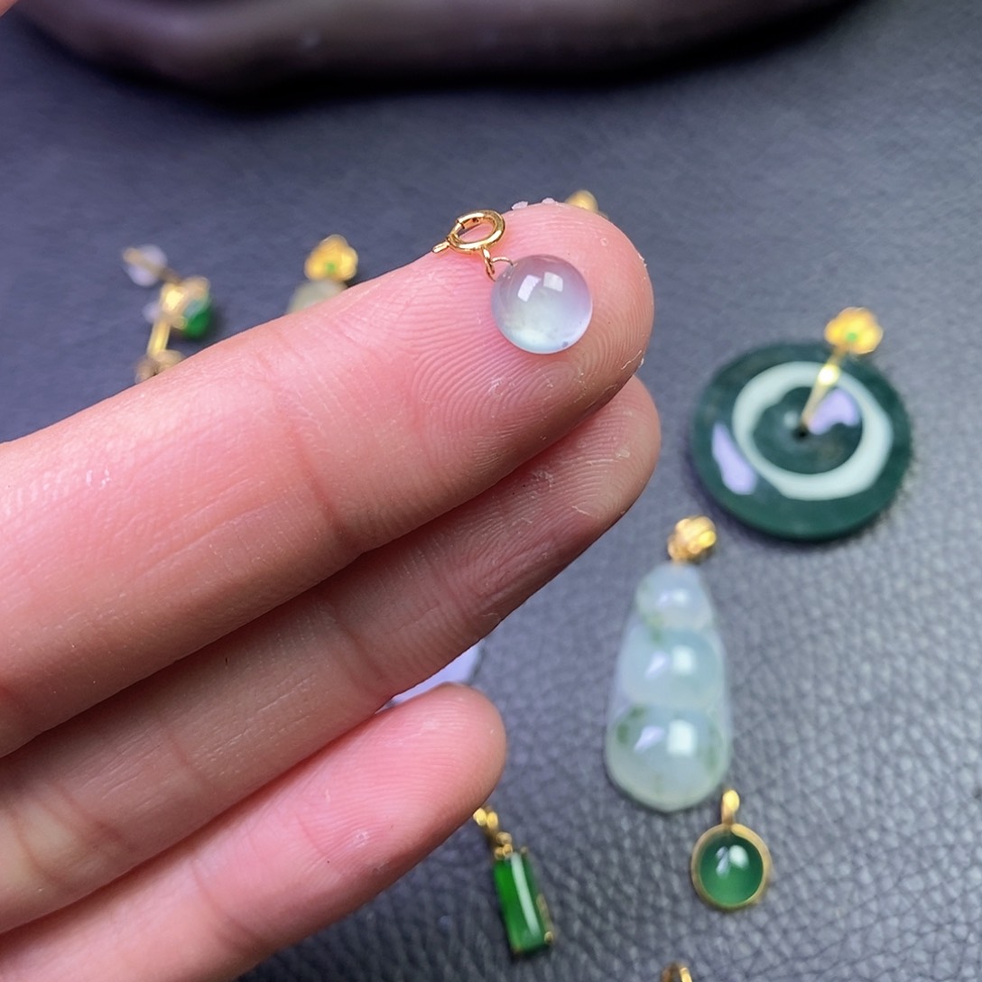 颈饰18K金镶嵌翡翠