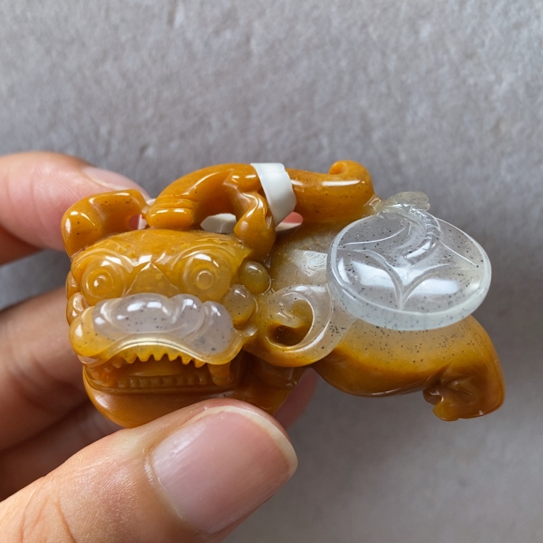 未镶嵌石英质玉（黄龙玉）颈饰