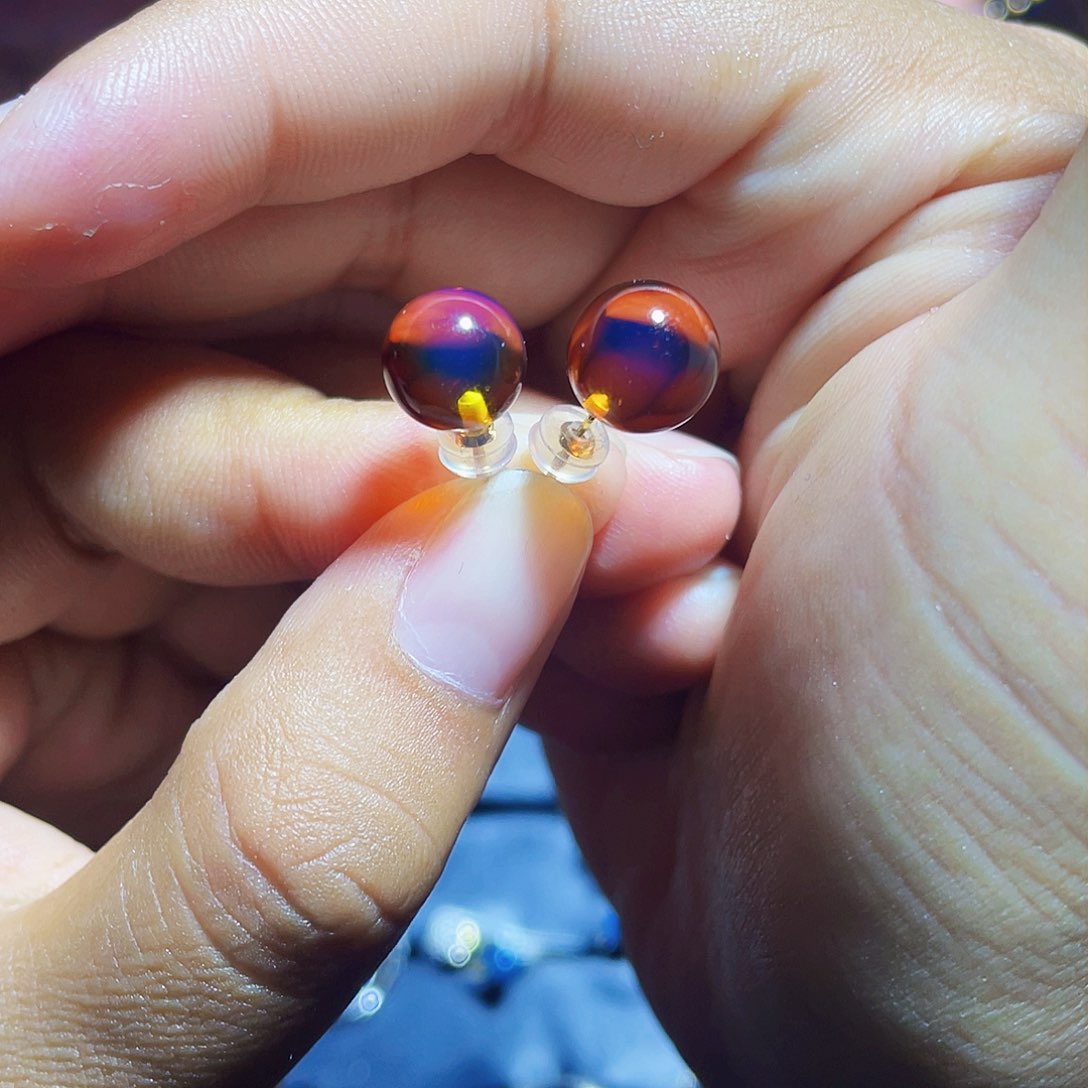 蓝珀裸石18K金镶嵌红蓝耳钉