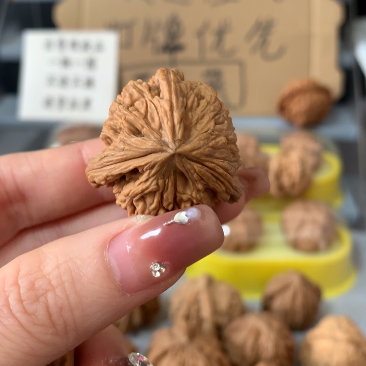 飞***觉吊坠文玩核桃异形单只，有瑕疵