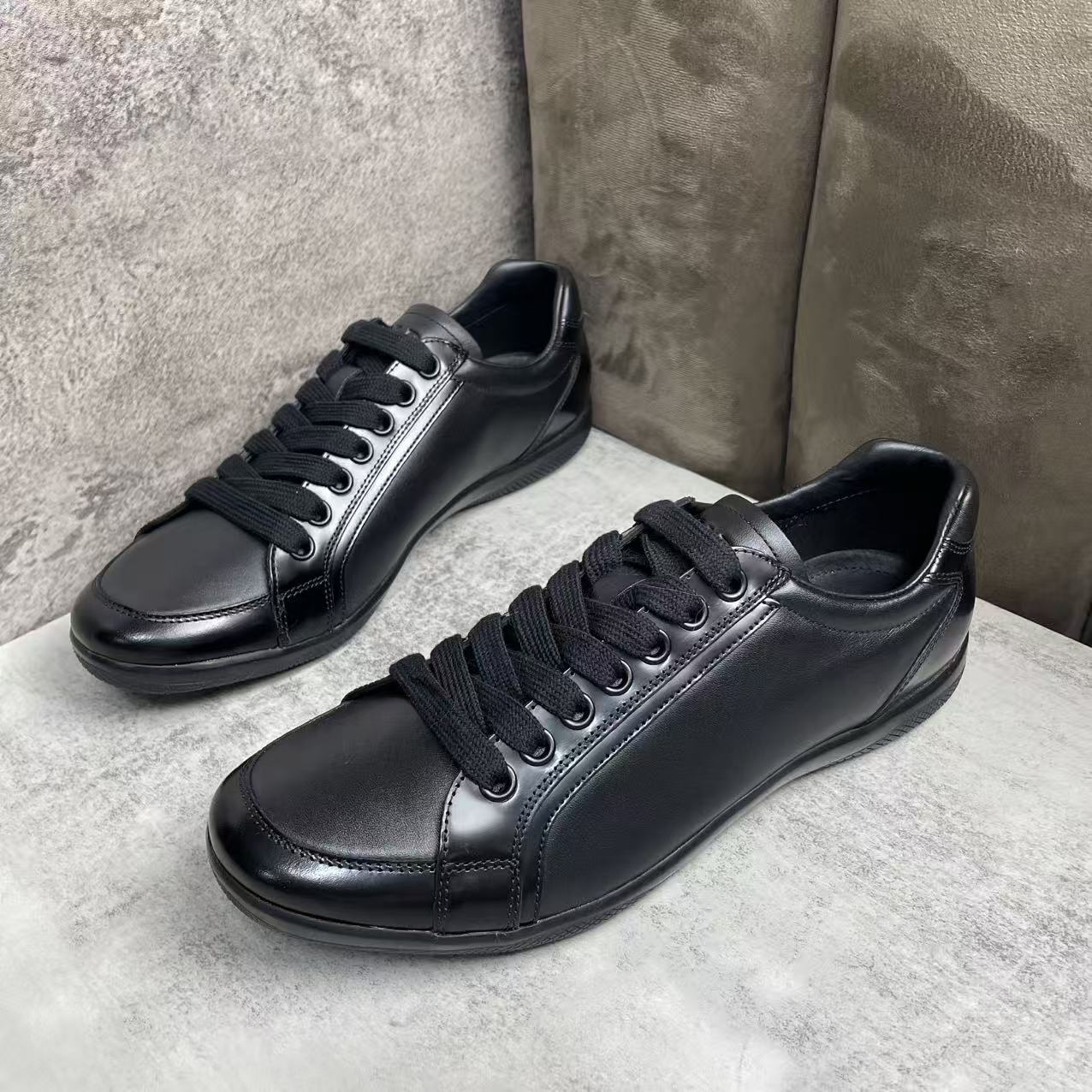 未使用 Prada/普拉达 黑色皮面压印印花时尚休闲百搭板鞋/41.5码