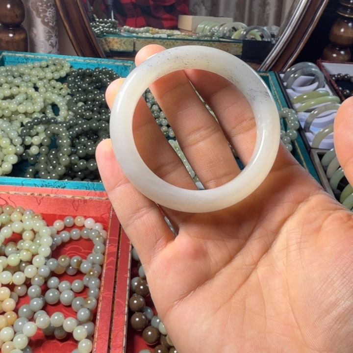 泰***陵和田玉（糖玉）未镶嵌手链
