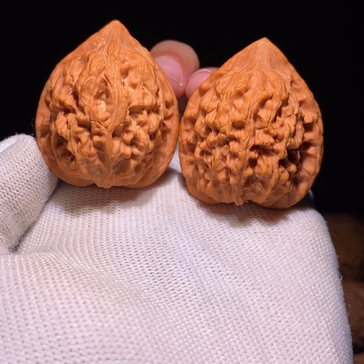 文玩核桃吊坠36金牛