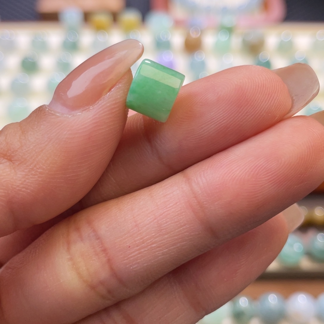 翡翠散珠甜绿桶珠8.3-7.2 不鉴赏 介意勿拍