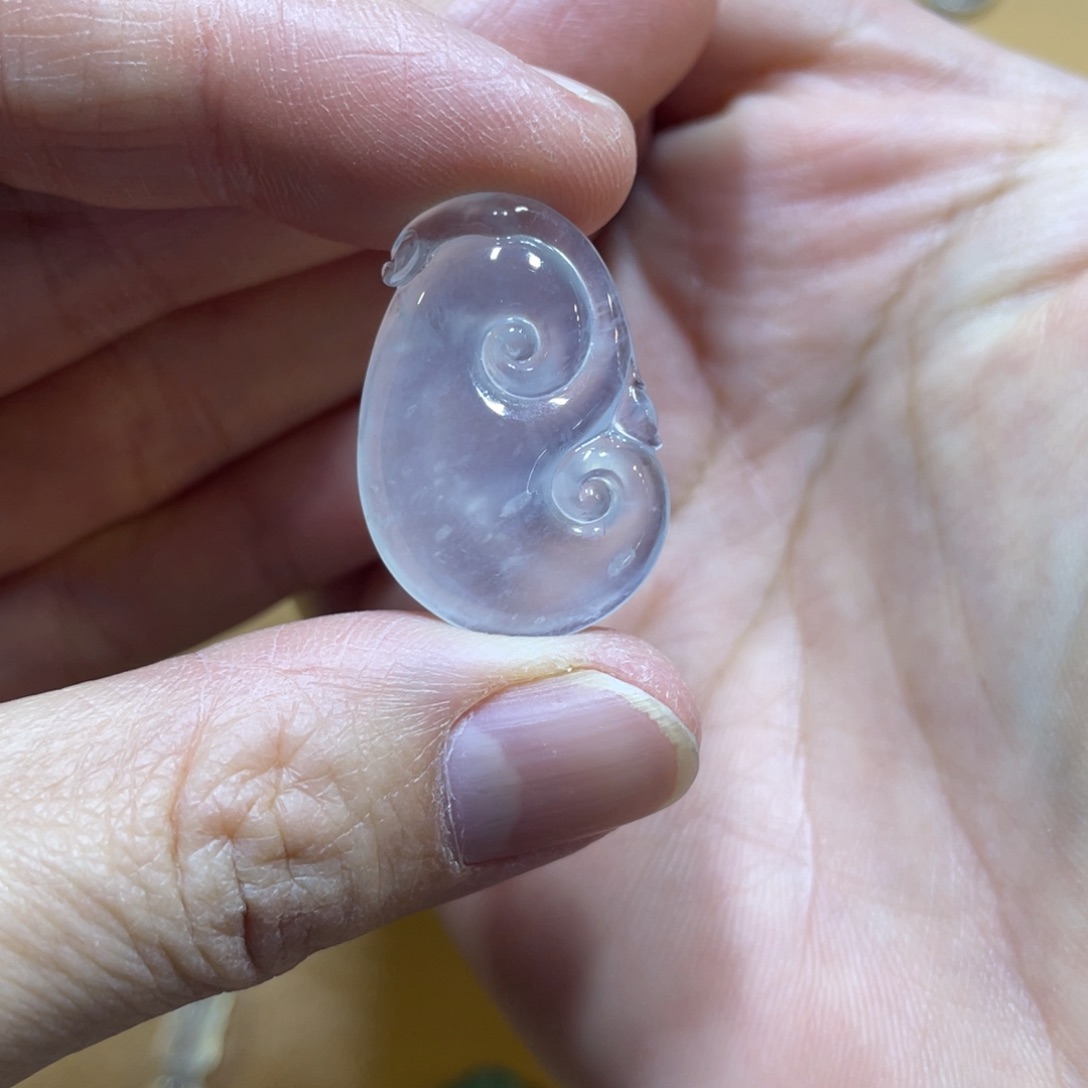 翡翠未镶嵌颈饰如意