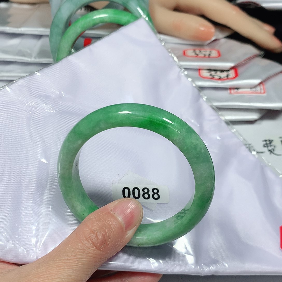 翡翠手镯未镶嵌天然缅甸A货翡翠手镯