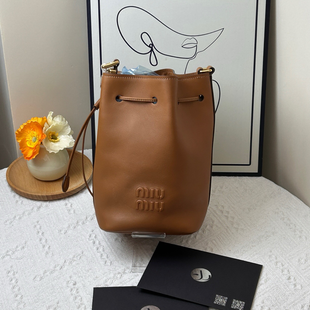 95新 MIU MIU/缪缪 水桶 斜挎包芯片款/JW8166