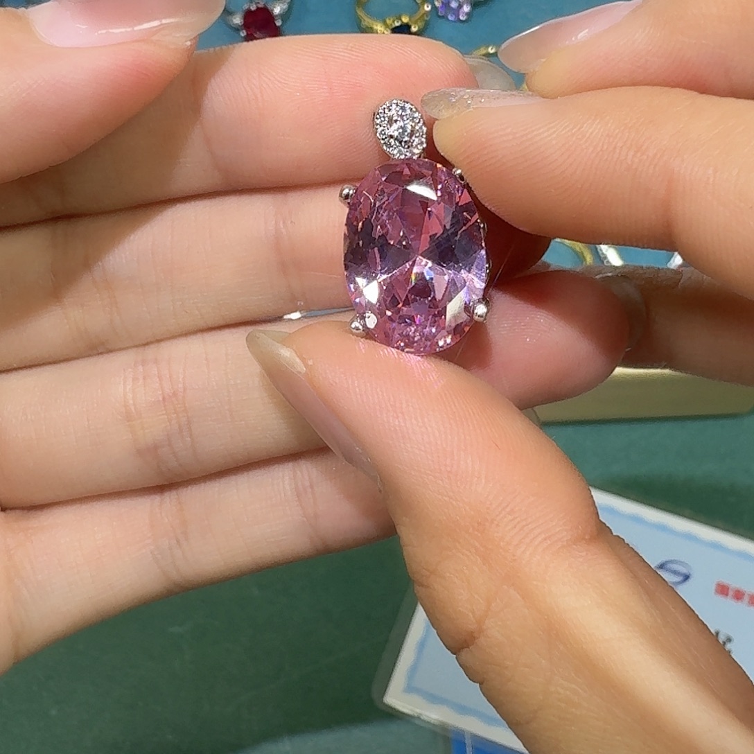 18K金镶嵌颈饰钻石