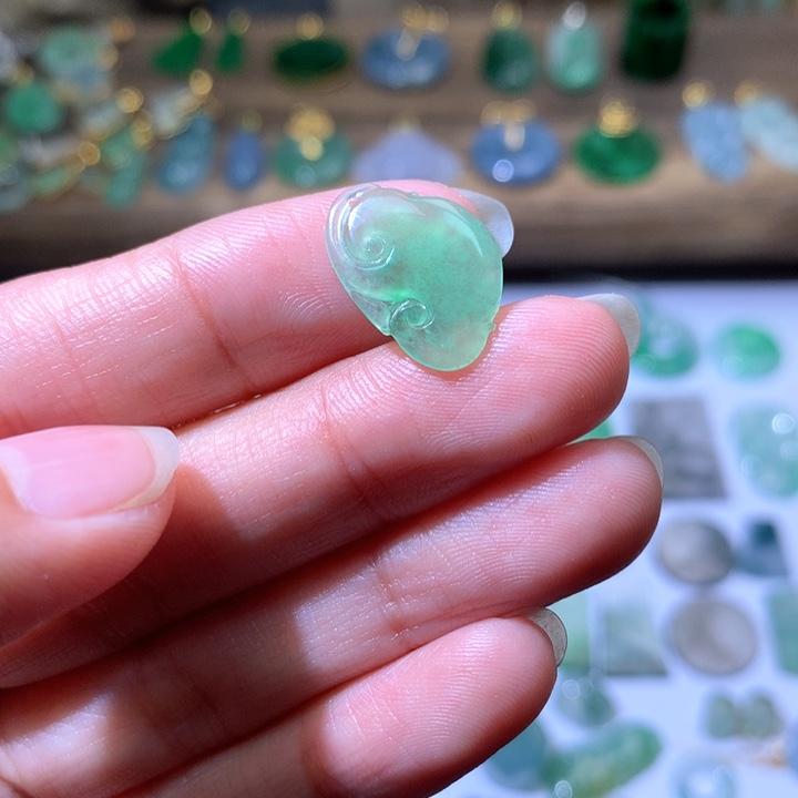 翡翠颈饰未镶嵌如意