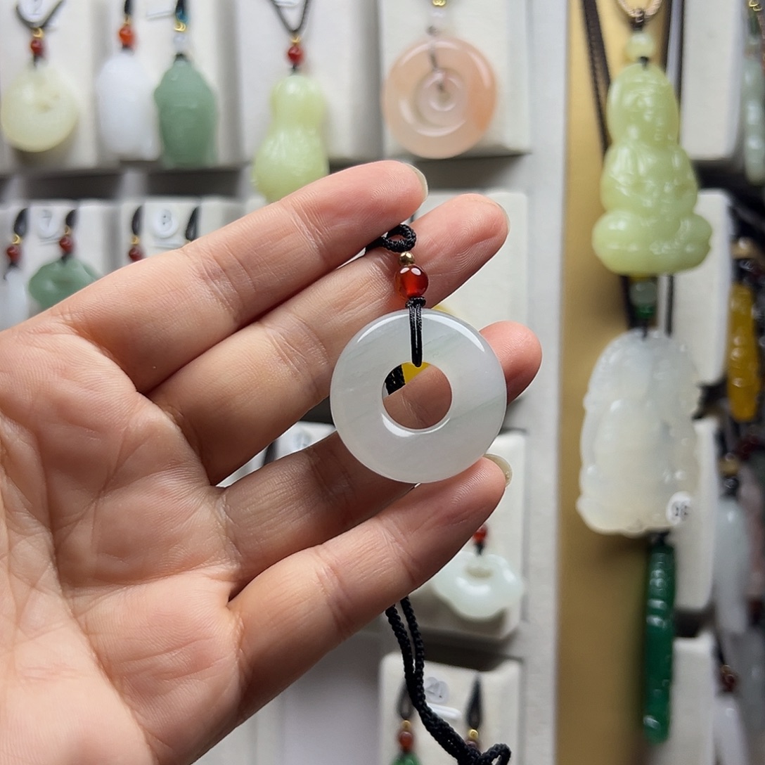 石英质玉（金丝玉）未镶嵌颈饰