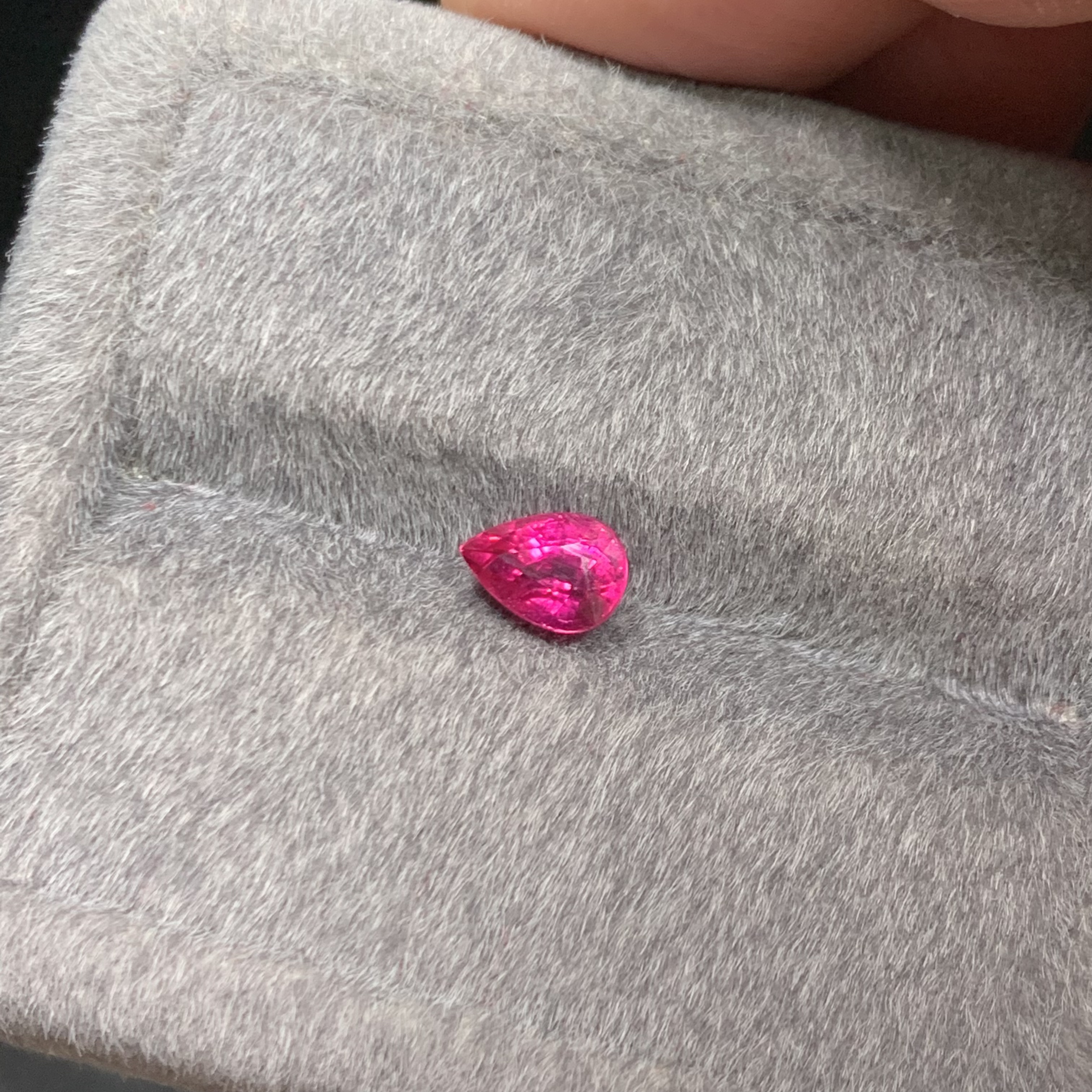 1.28克拉天然卢比来碧玺裸石干净玻璃体爆闪满火彩颜色鲜艳靓丽