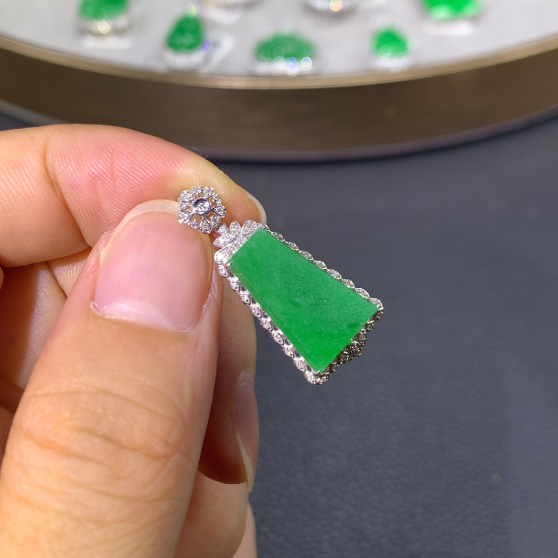 翡翠18K金镶嵌颈饰翡翠