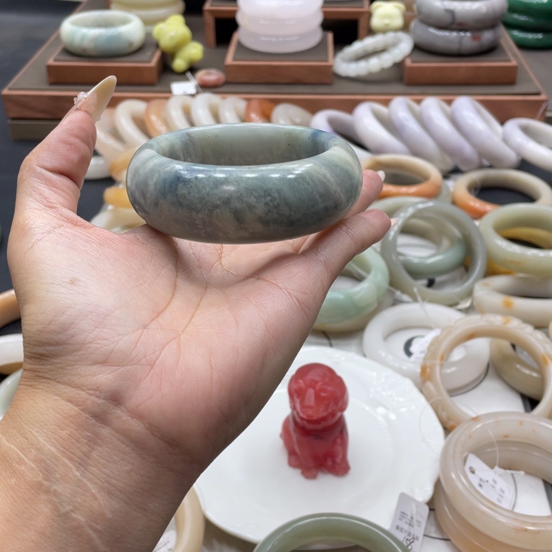 用***1石英质玉手镯未镶嵌