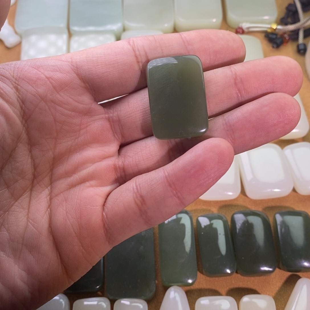 和田玉颈饰未镶嵌微瑕有包容