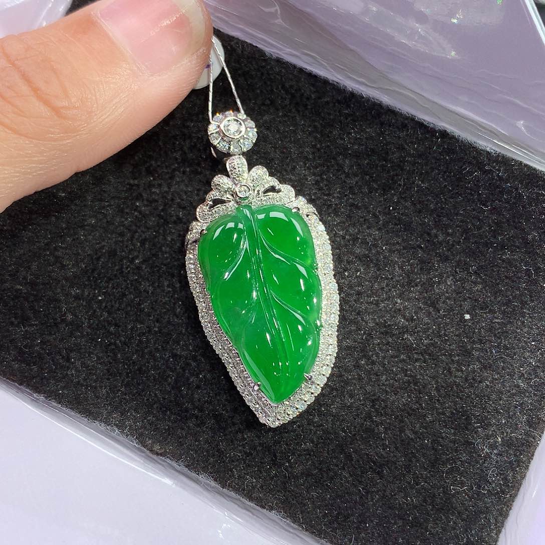 翡翠吊坠(赠链)18K金镶嵌