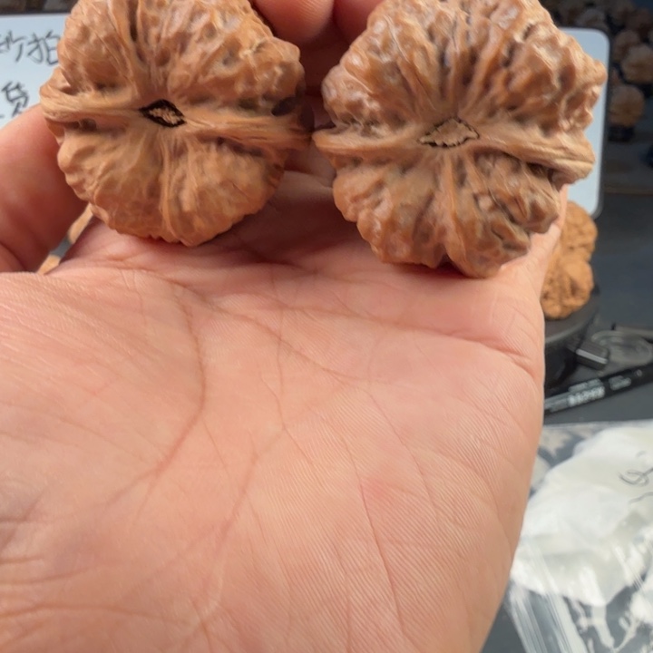 小***口文玩核桃吊坠蛤蟆的眼睛是真的好看
