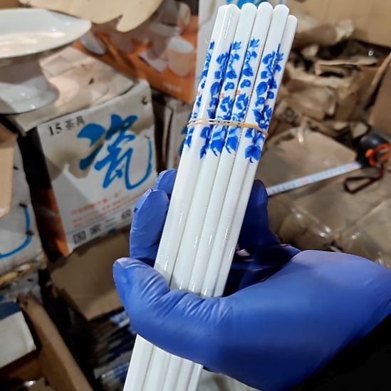 摆件盘子碗茶壶啥都有