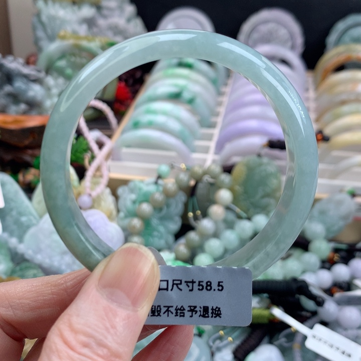 翡翠手镯未镶嵌吊坠