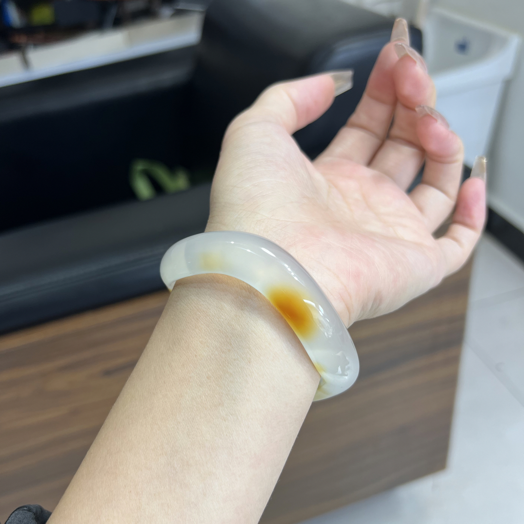 马料白冰俏色桂花糖花瓣型扭扭玛瑙手镯高冰透独特款56-58圈可带