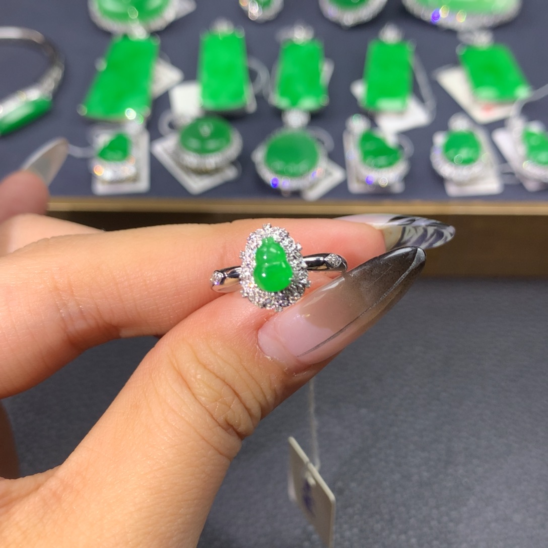 翡翠戒指18K金镶嵌翡翠