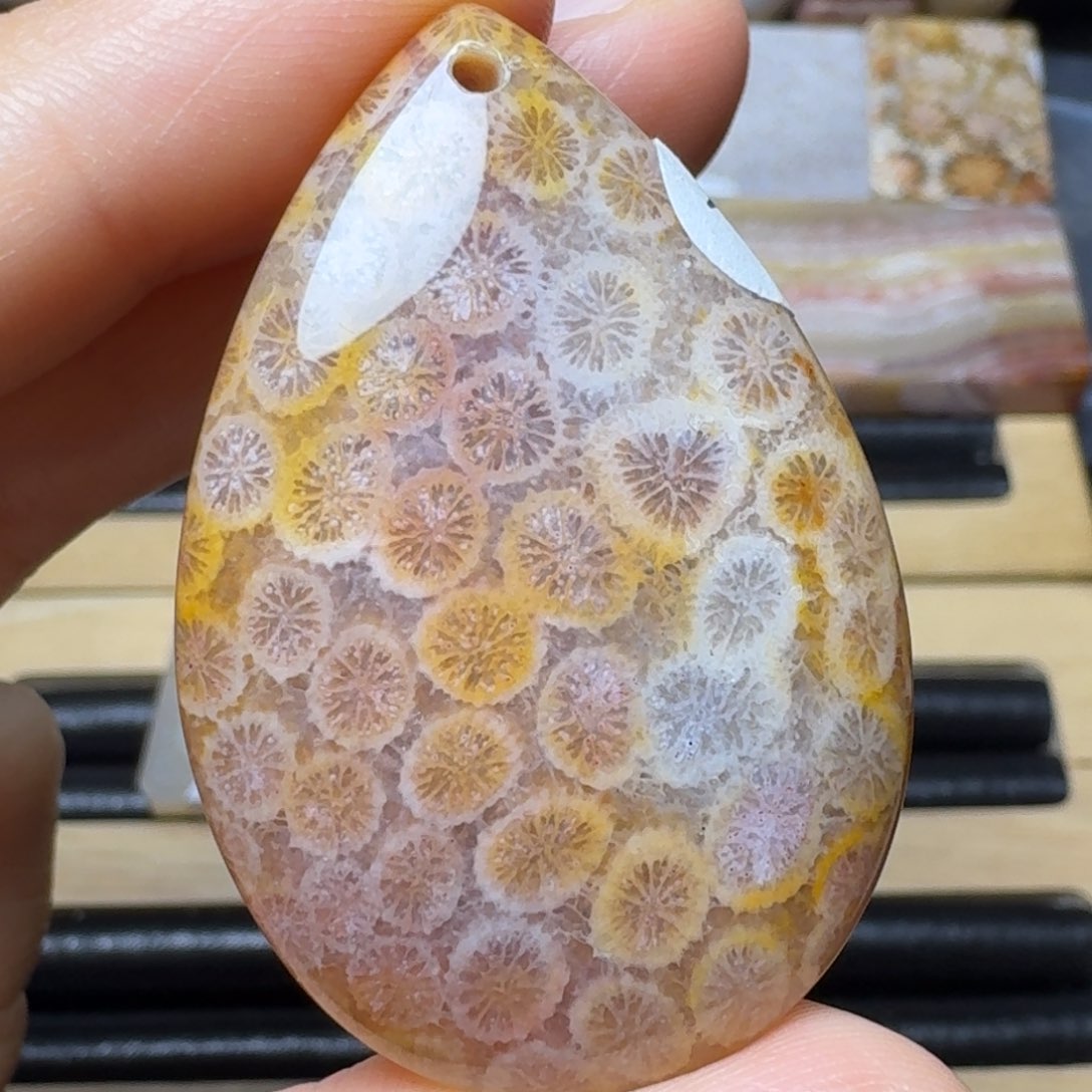 硅化玉玉透彩花，能盘未镶嵌