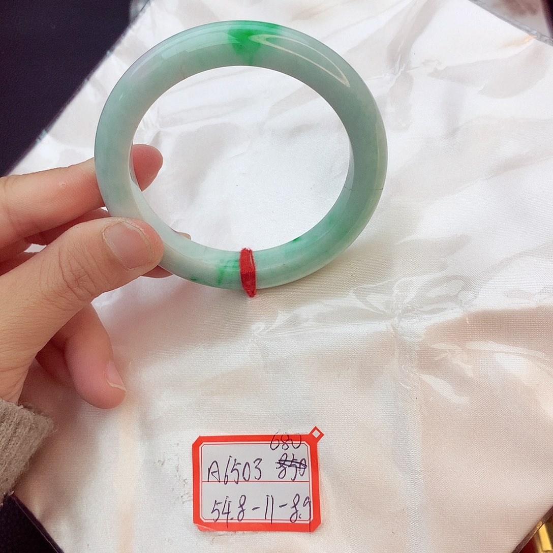 翡翠手镯未镶嵌翡翠