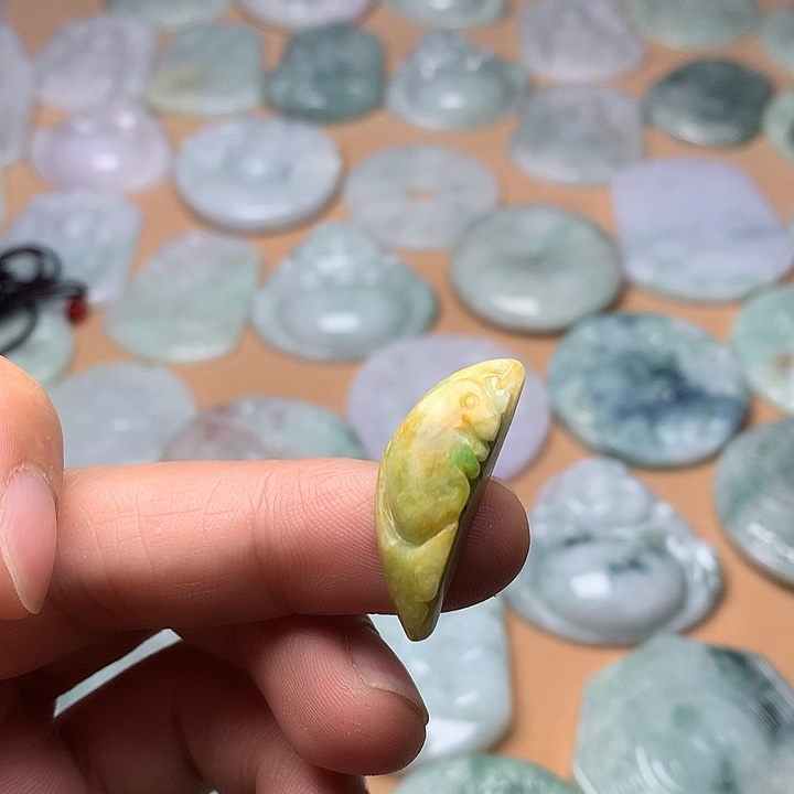 翡翠未镶嵌颈饰鱼