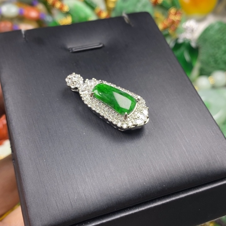 翡翠未镶嵌吊坠(赠链)