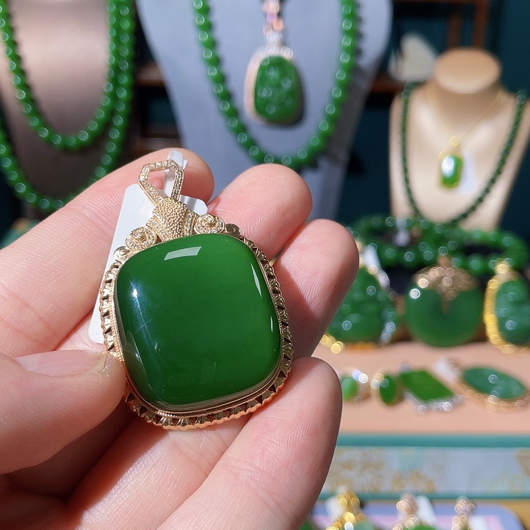 和田玉（碧玉）吊坠18K金镶嵌福**妈