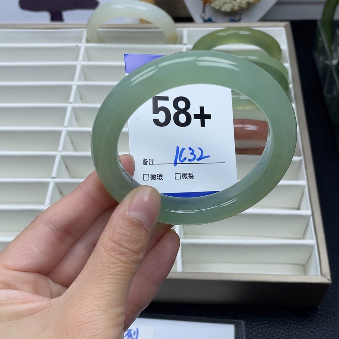 蛇纹石玉手镯未镶嵌