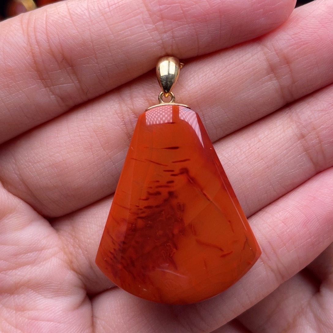 南红玛瑙18K金镶嵌珠宝奇石扇形吊坠