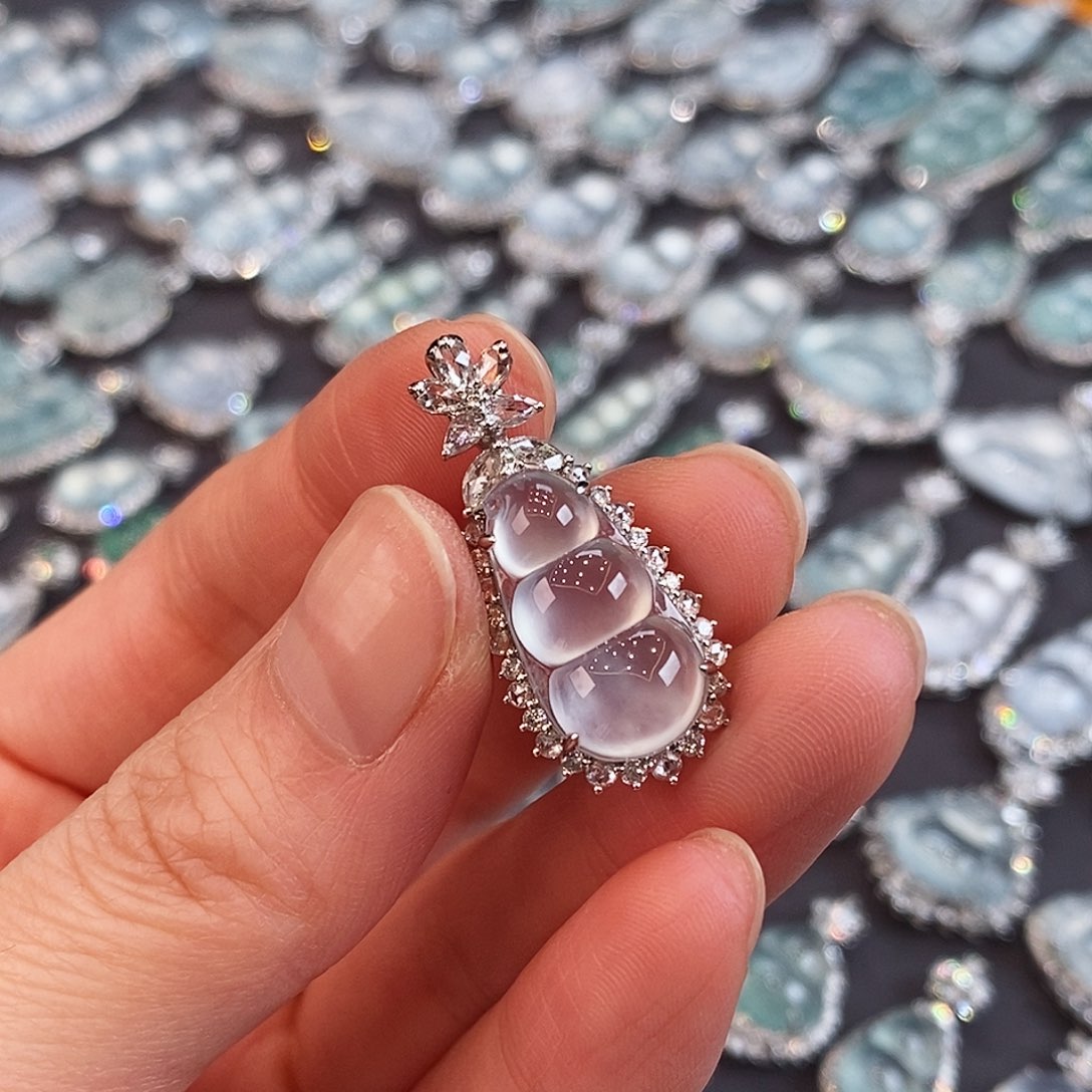 翡翠颈饰未镶嵌天然缅甸翡翠福豆18000