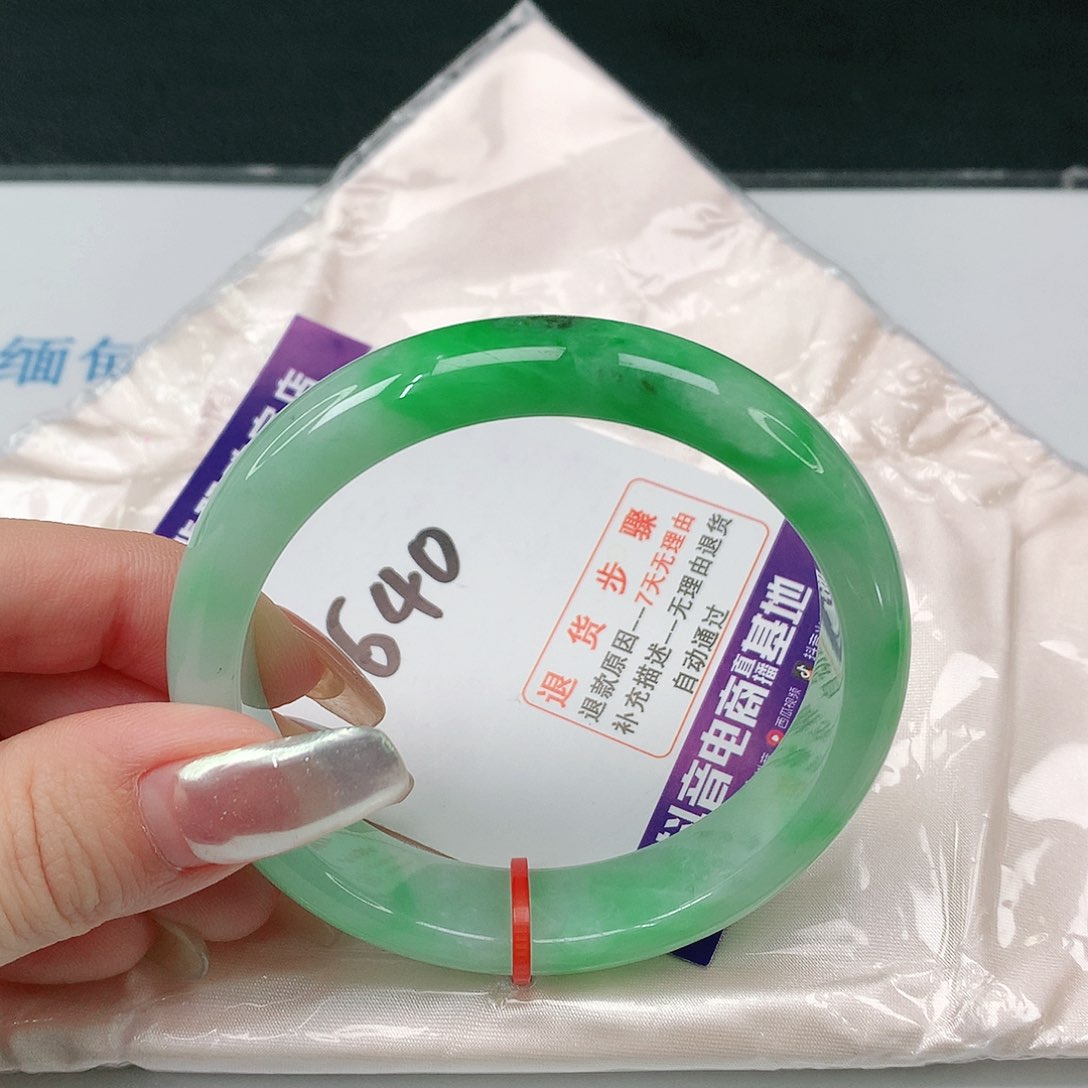 翡翠手镯未镶嵌翡翠手镯