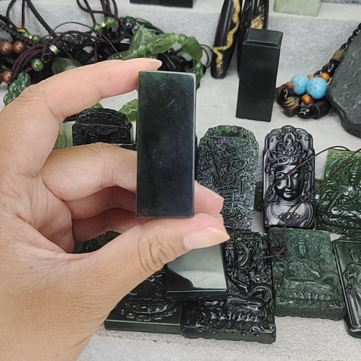 学***工未镶嵌蛇纹石玉吊坠
