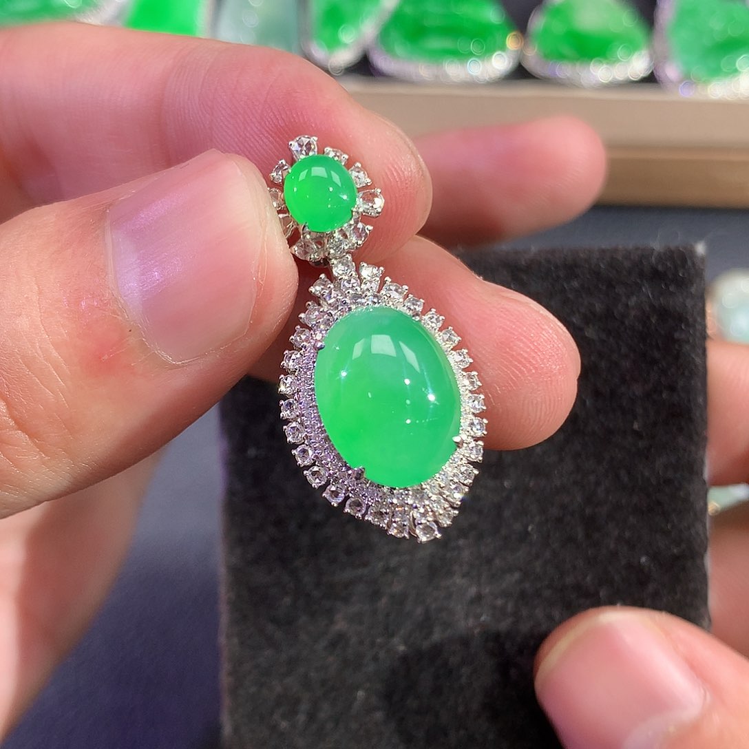 翡翠吊坠(赠链)18K金镶嵌