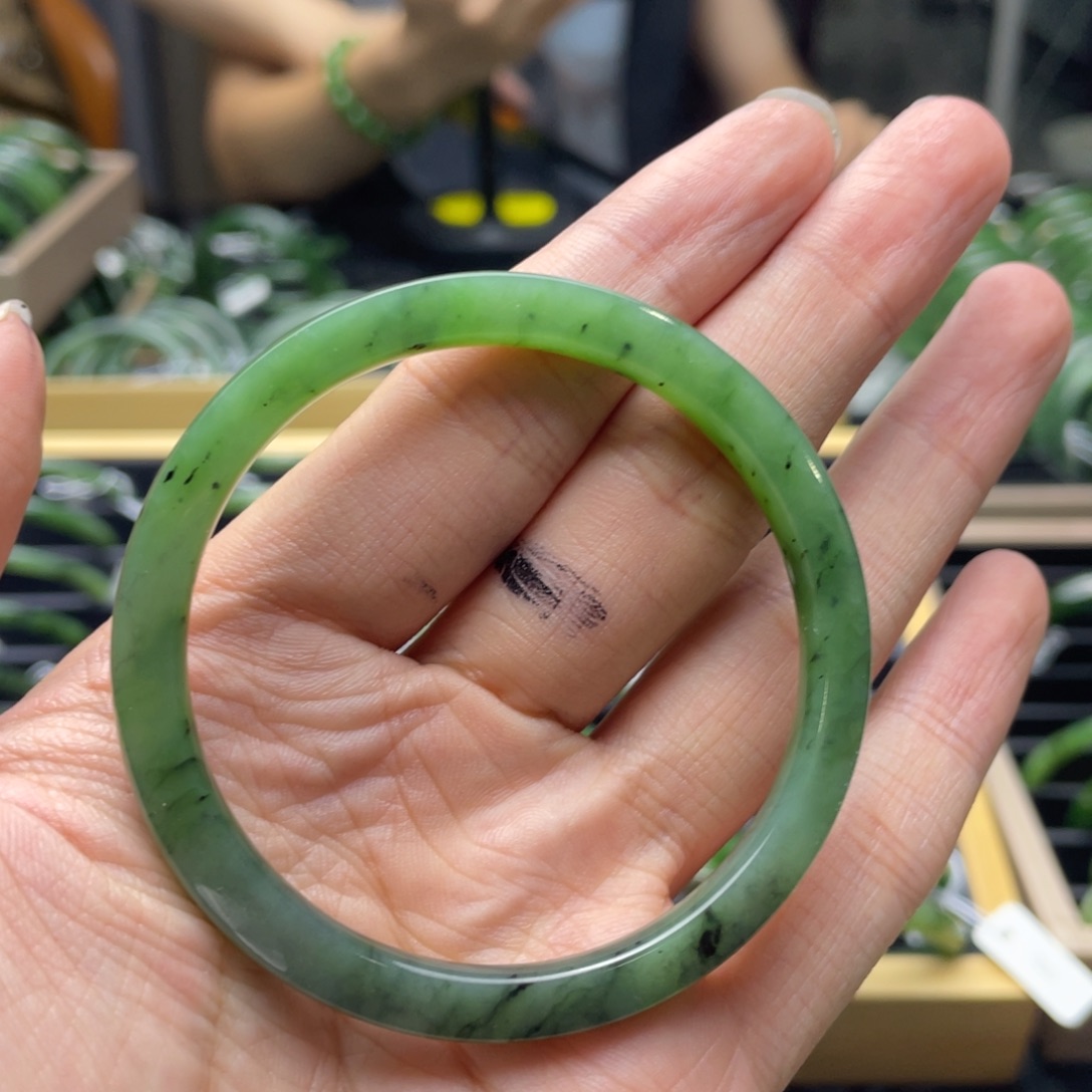 风***丽和田玉手镯未镶嵌