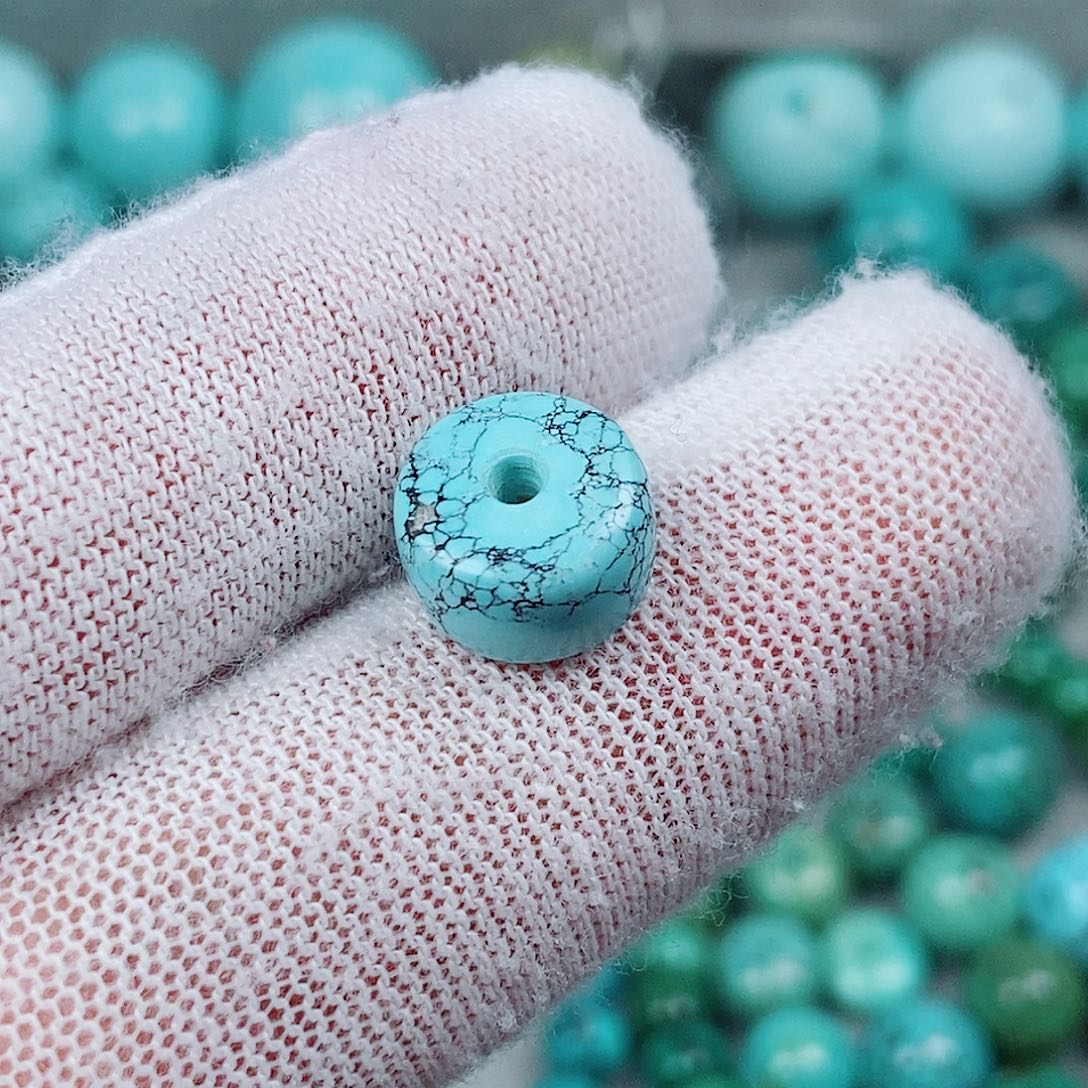 陈***易绿松石未镶嵌珠宝奇石