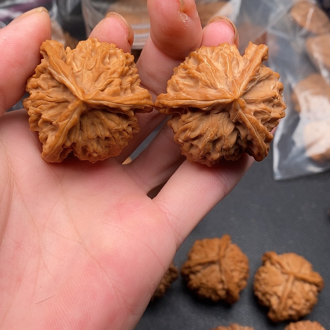 王***噻文玩核桃吊坠40正奔