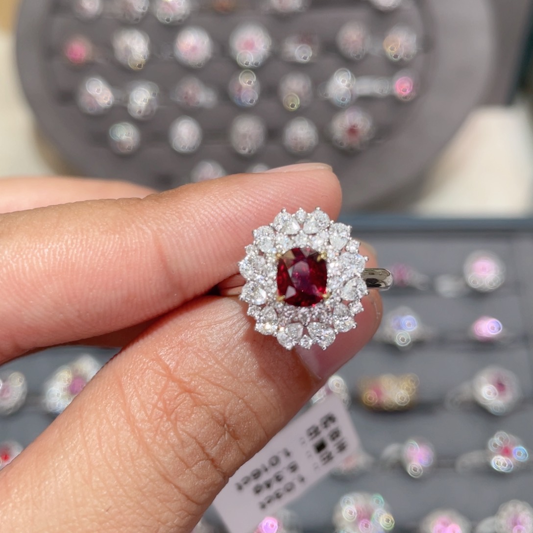彩色蓝宝石戒指18K金镶嵌1.03ct 无烧鸽血