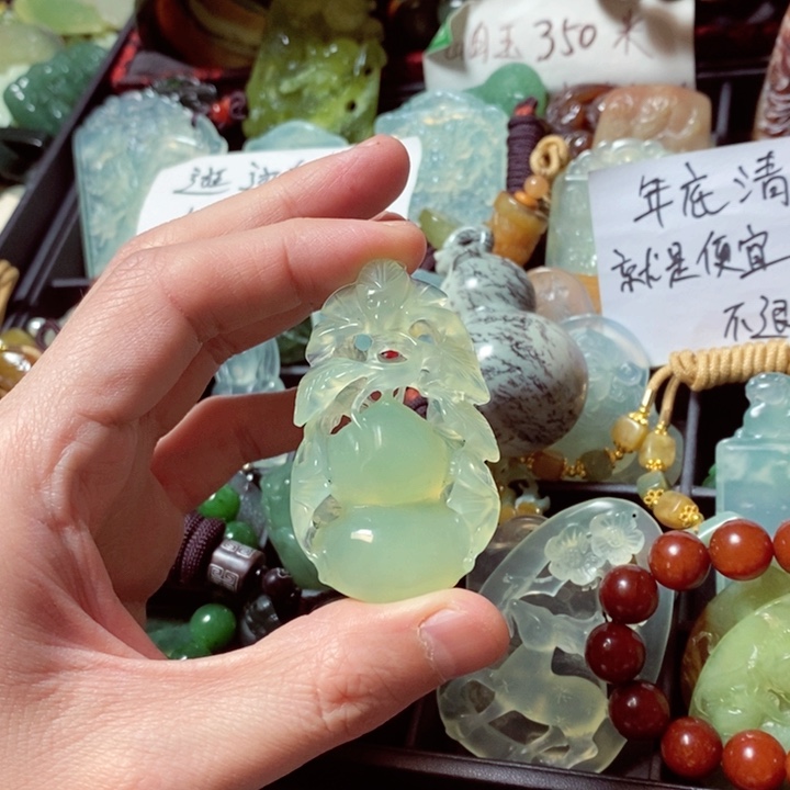 蛇纹石玉颈饰未镶嵌
