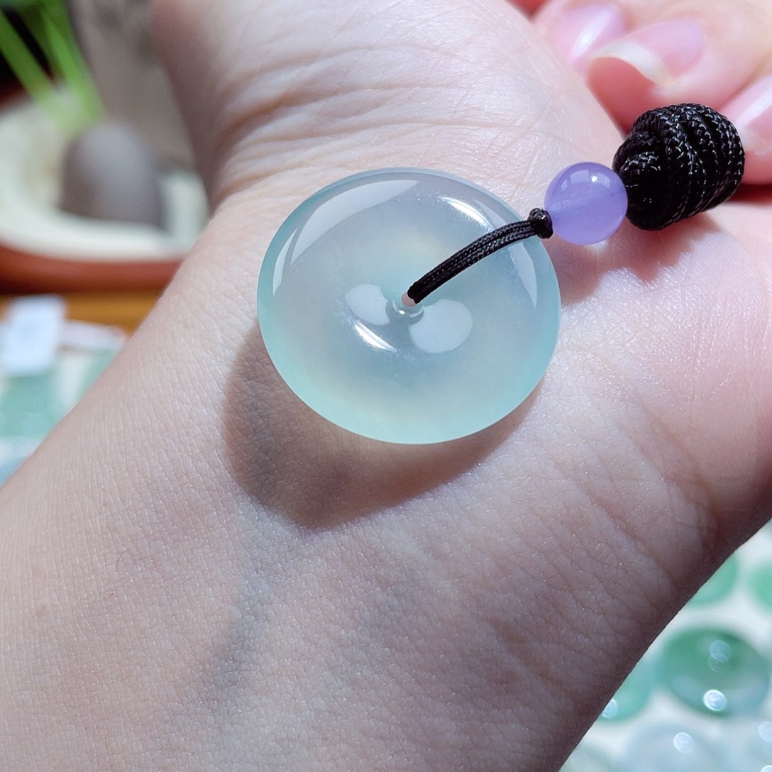 翡翠颈饰未镶嵌平安扣