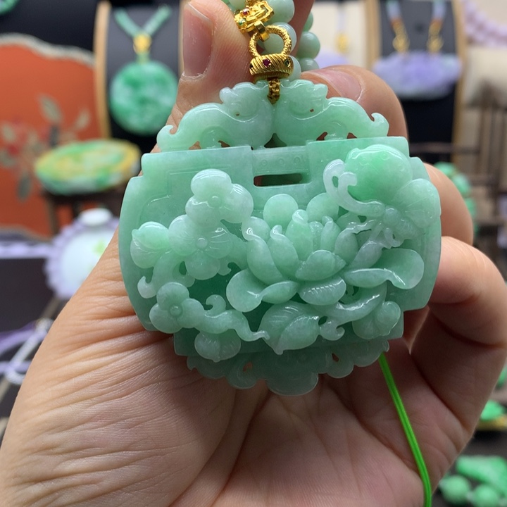 翡翠未镶嵌吊坠(赠链)