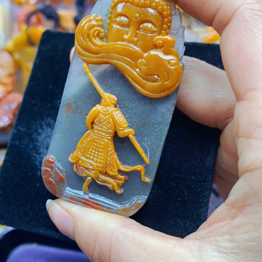 未镶嵌石英质玉（黄龙玉）颈饰