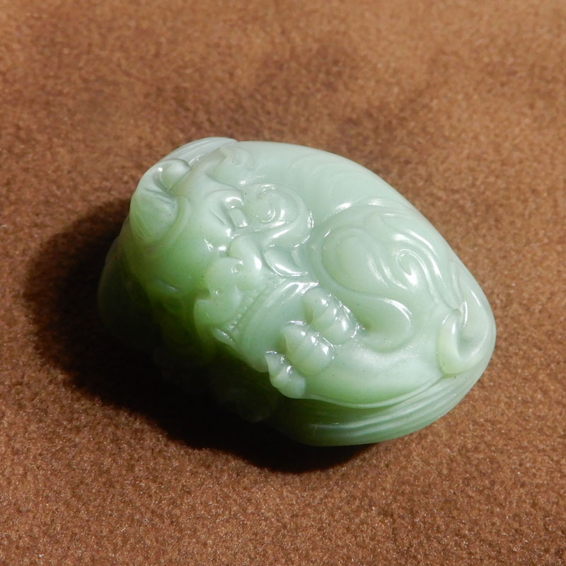 俄罗斯碧玉粉青猫眼双色夹层回头貔貅挂件